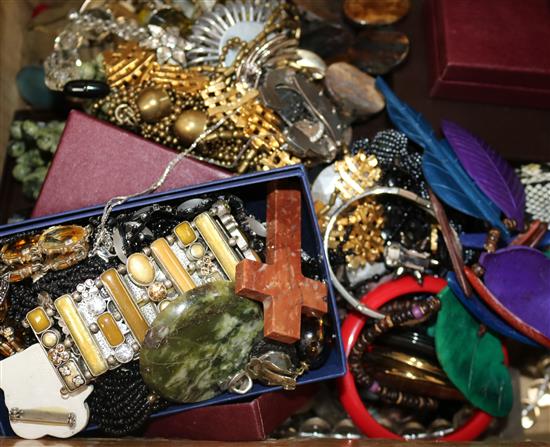 A quantity of assorted costume jewellery.